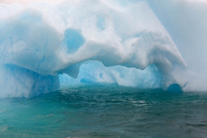 Eishöhle in einem Eisberg