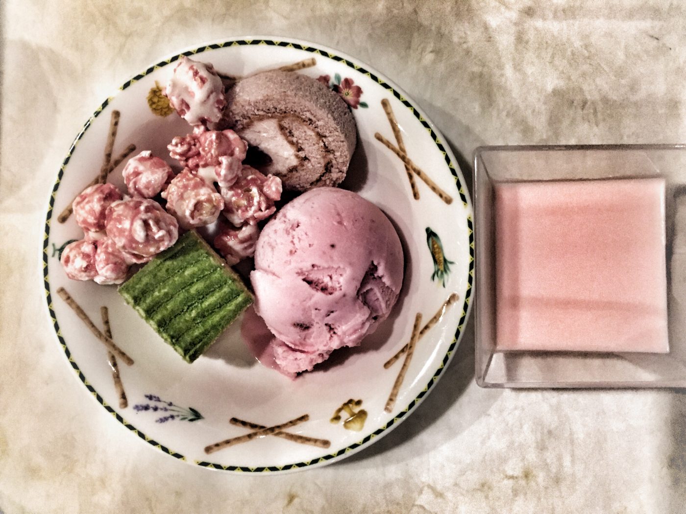 Dessert auf japanisch: Matcha-Kuchen, Erdbeerpopcorn, Erdbeereis und Erdbeerpudding, japanisches Essen, Japan
