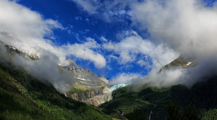 Der Abbruch des Glacier d'Argentière leuchtet türkis zwischen den Felsen. In Argentière rissen die Wolken am Abend kurz auf, bevor wieder alles im Einheitsgrau verschwand.