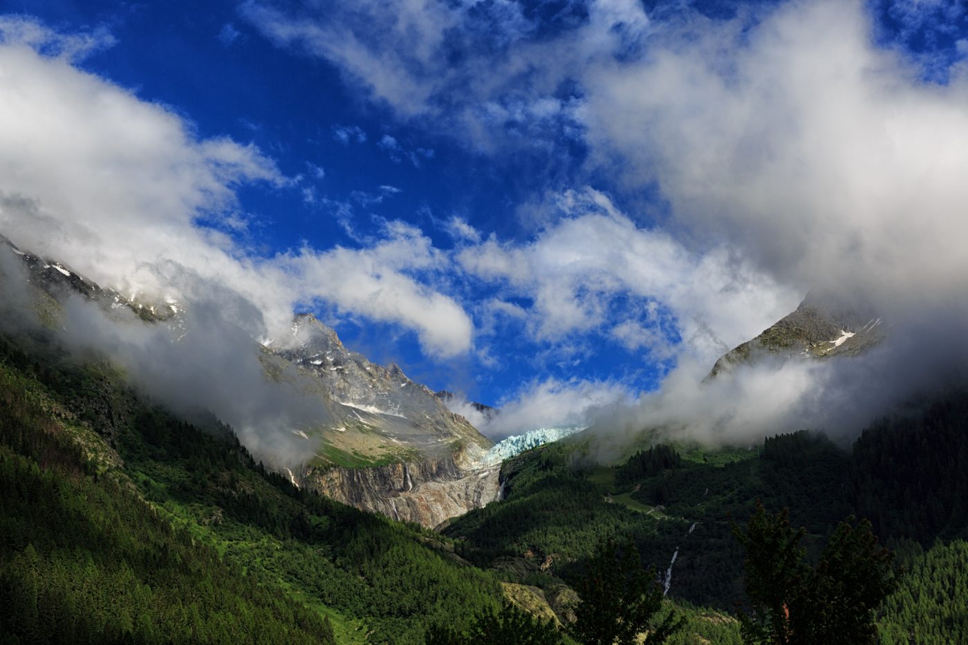 Der Abbruch des Glacier d'Argentière leuchtet türkis zwischen den Felsen. In Argentière rissen die Wolken am Abend kurz auf, bevor wieder alles im Einheitsgrau verschwand.