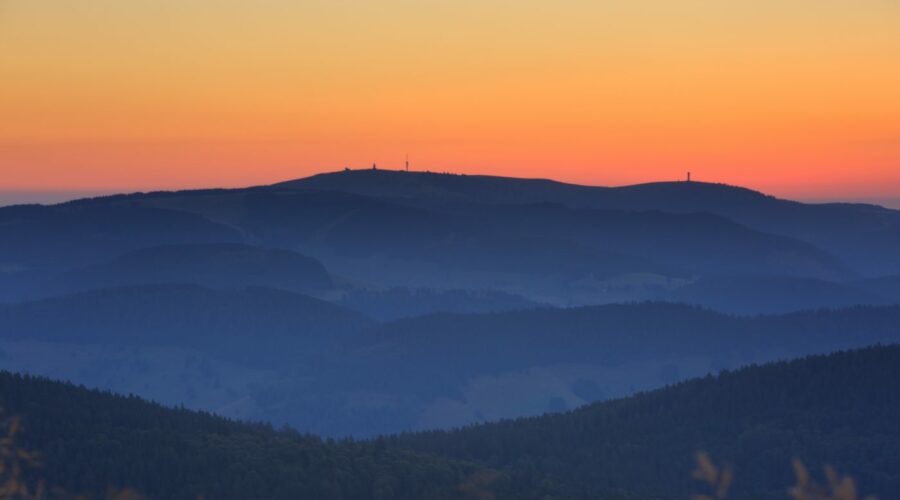 Blick zum Feldberg kurz vor Sonnenaufgang