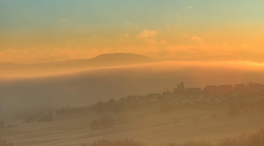 Winter-Sonnenaufgang mit Nebel, Frost