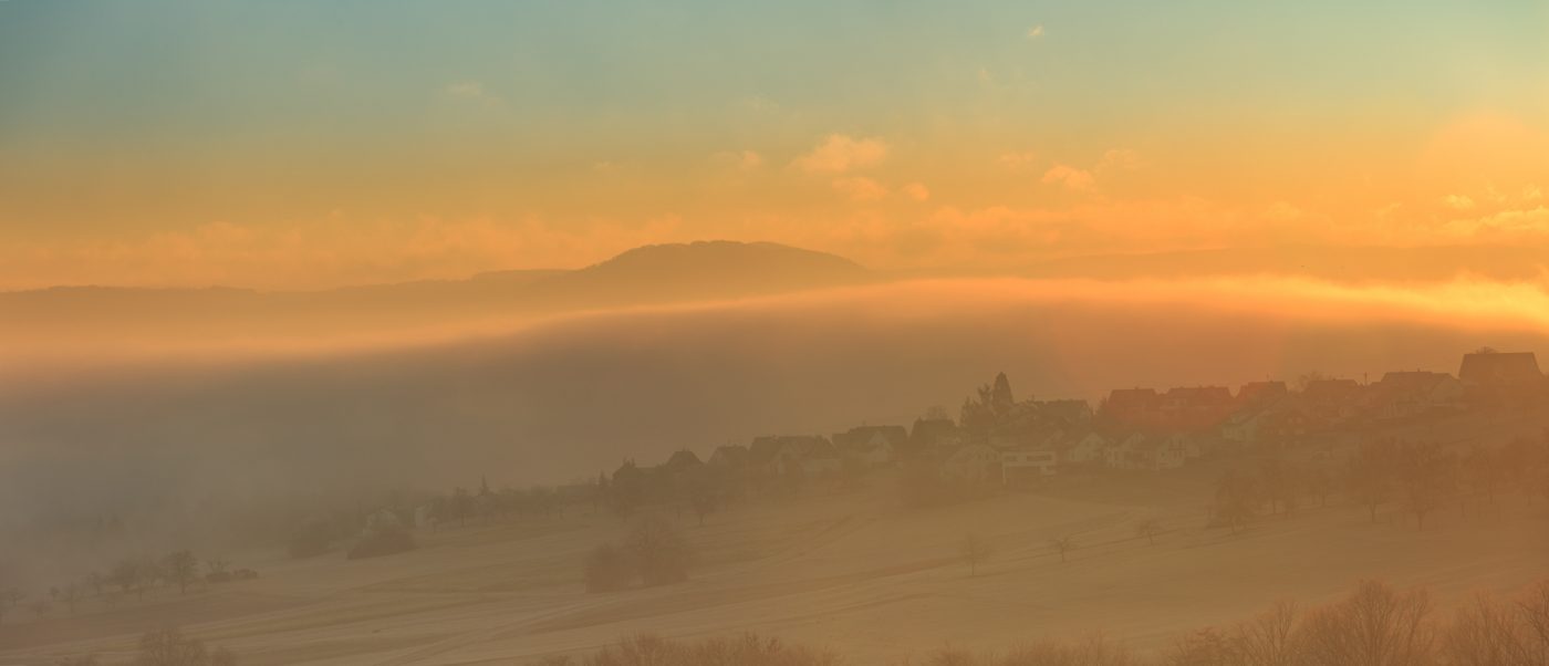 Winter-Sonnenaufgang mit Nebel, Frost