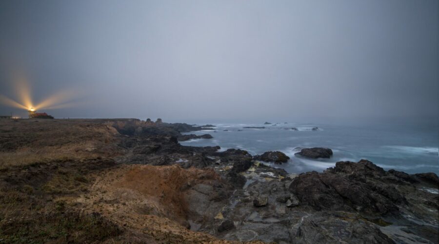 Der Leuchtturm von Point Cabrillo bei Dämmerung Pazifik Meer