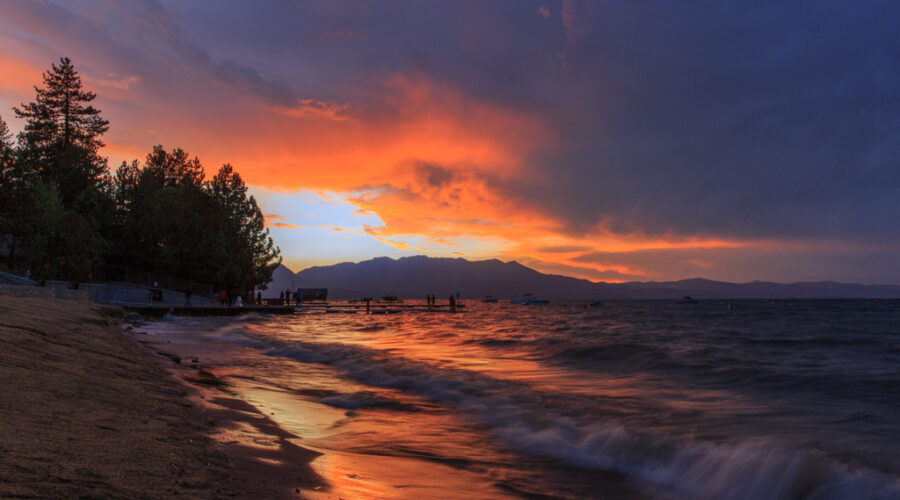 Feuer am Himmel: Sonnenuntergang am Lake Tahoe