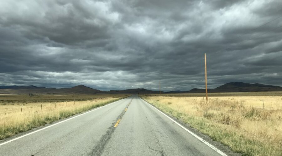 Straße in Montana mit Wolken