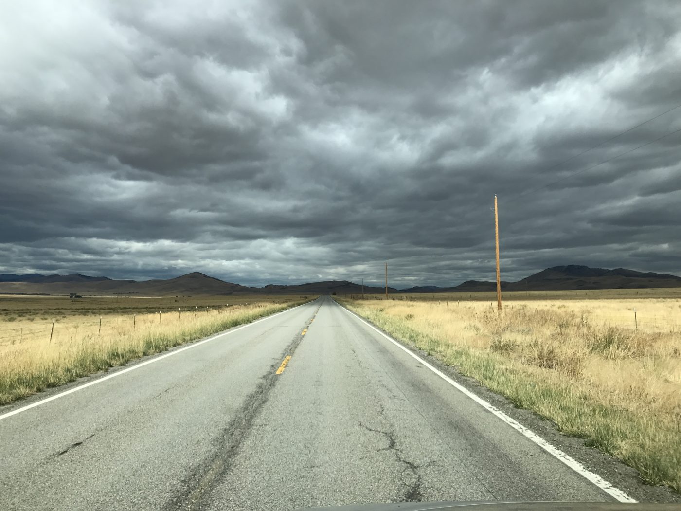 Straße in Montana mit Wolken