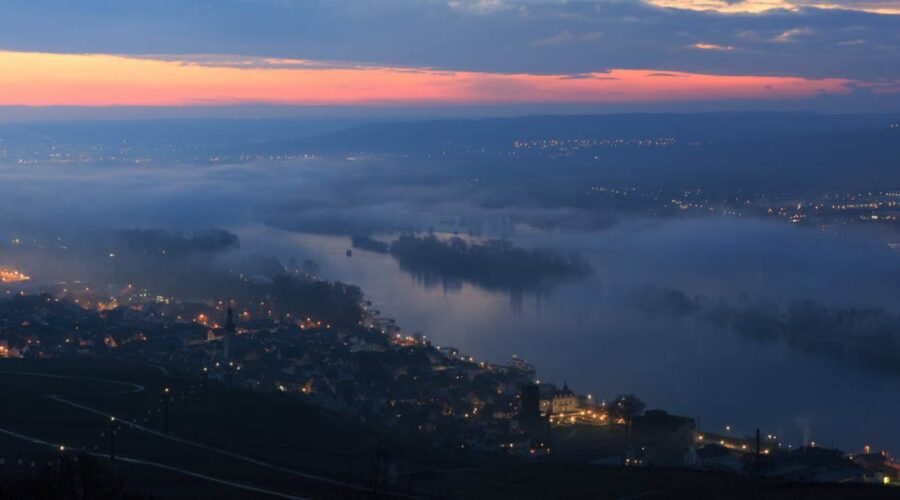 Vor Sonnenaufgang - der Blick über den Rhein und Rüdesheim