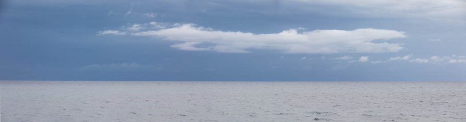 Ein Gewitter über dem Meer zieht vorbei auf Mallorca