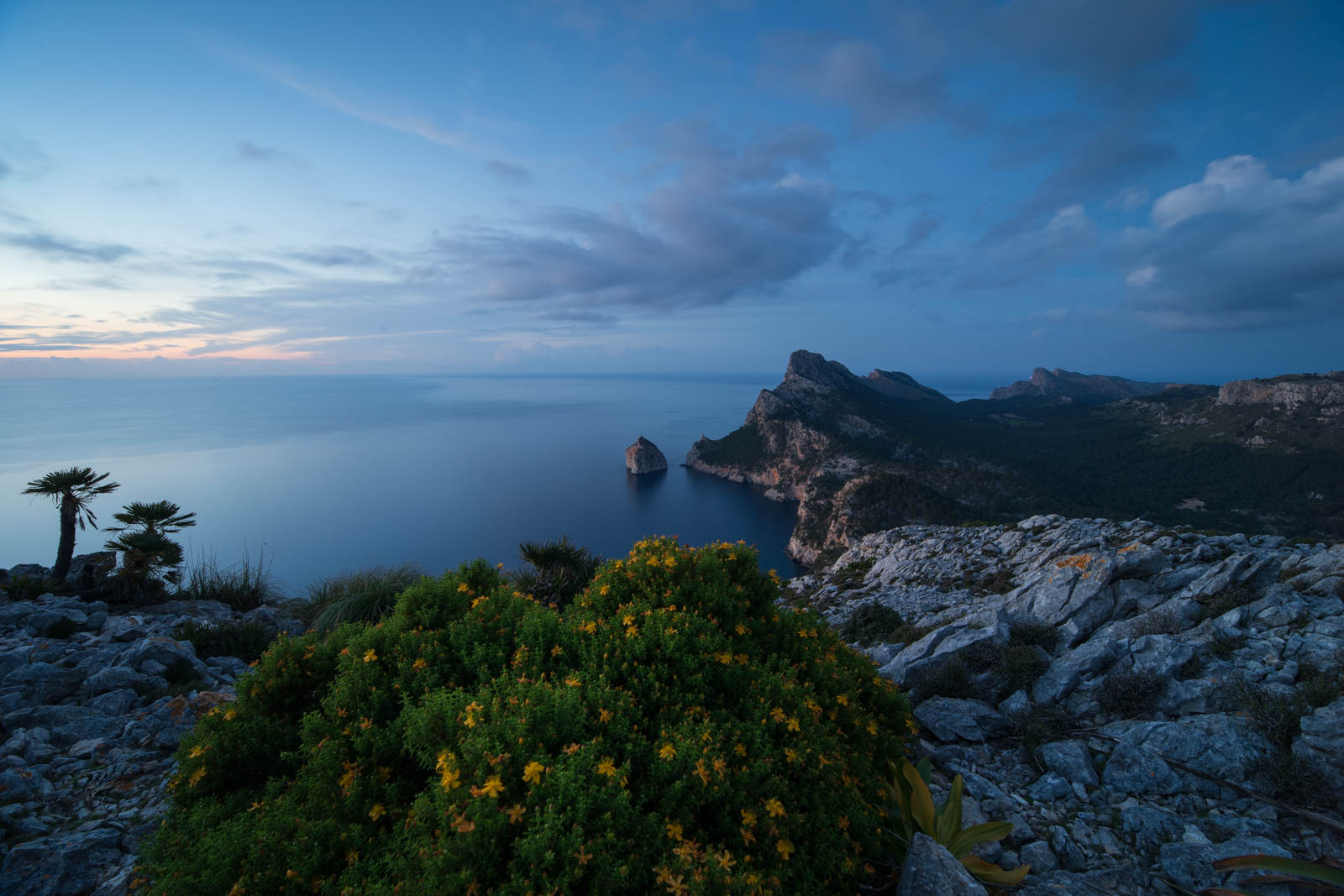 Blaue Stunde hoch über dem Meer Mallorca