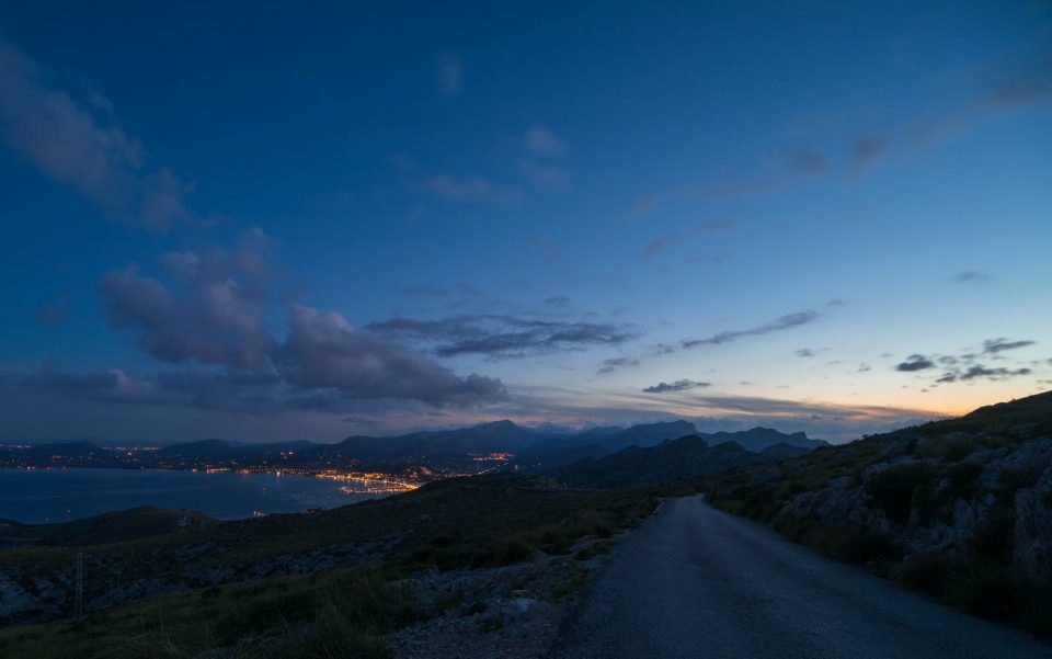 Blick nach Port de Pollenca in der hereinbrechenden Nacht Mallorca