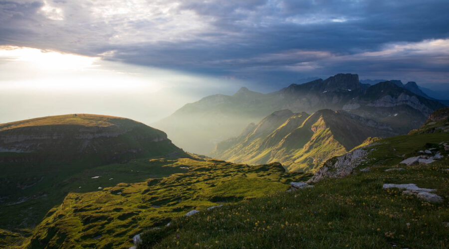Erste Sonnenstrahlen auf dem Rücken des Chäserrugg, Schweiz, Alpen