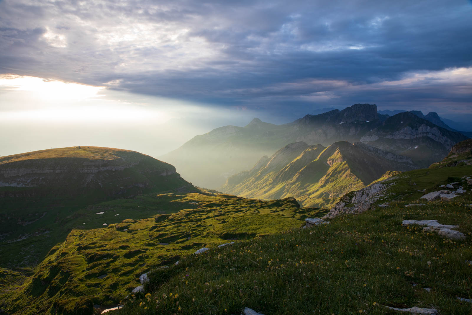 Erste Sonnenstrahlen auf dem Rücken des Chäserrugg, Schweiz, Alpen