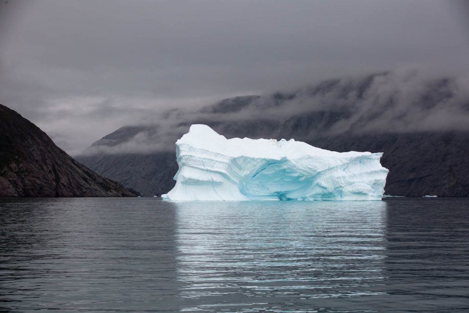 Photo: Der S&uuml;dwesten von Gr&ouml;nland I: Eisberge im Grau