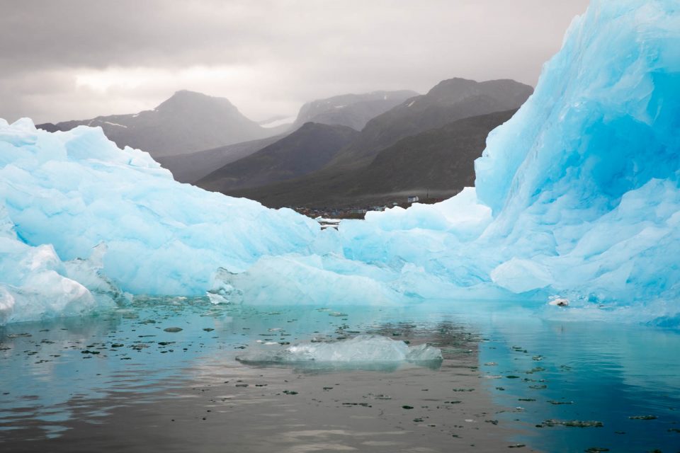 Photo: Der S&uuml;dwesten von Gr&ouml;nland I: Eisberge im Grau