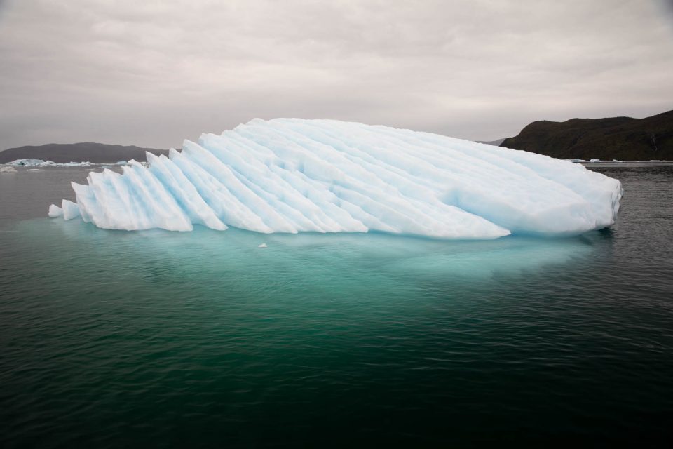 Photo: Der S&uuml;dwesten von Gr&ouml;nland I: Eisberge im Grau