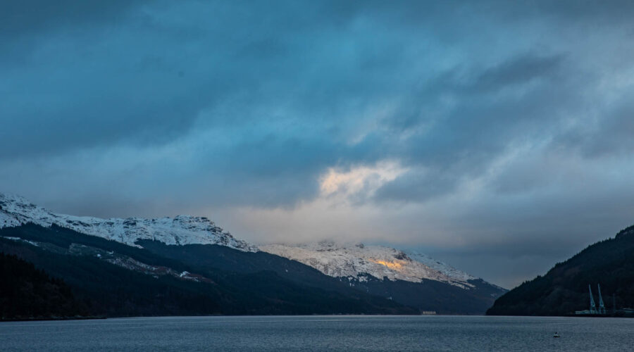 Wolkenstimmung über Loch Long, Schottland im Schnee, Winter