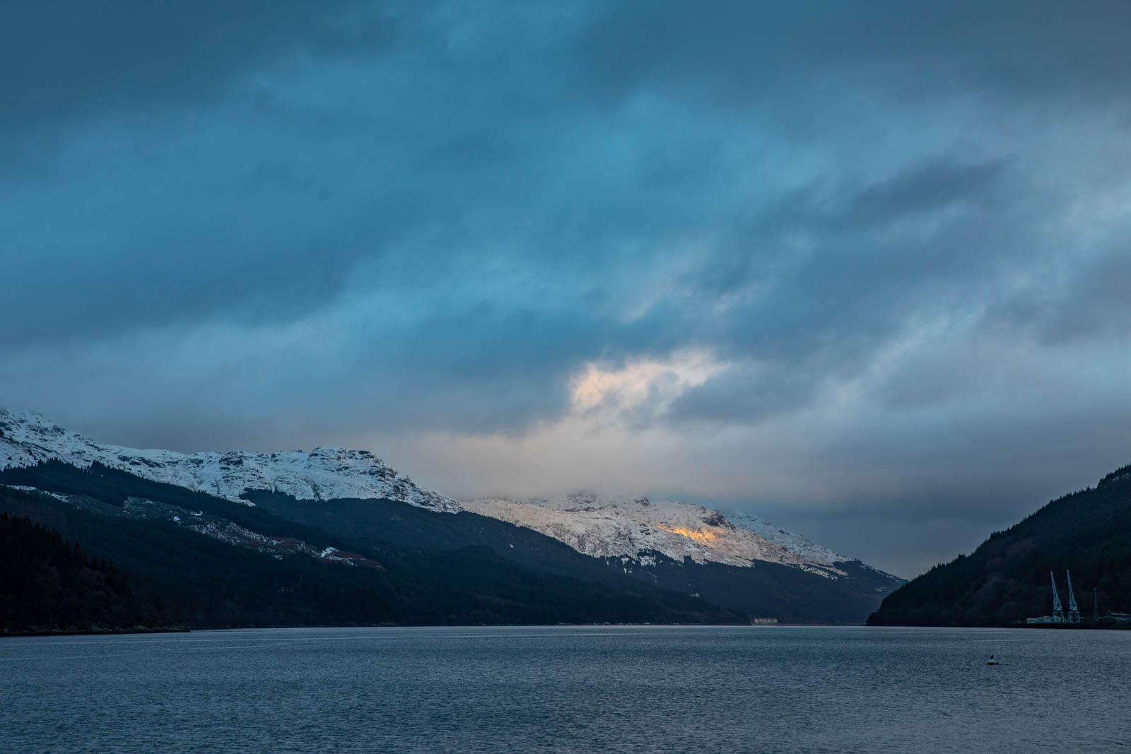 Wolkenstimmung über Loch Long, Schottland im Schnee, Winter