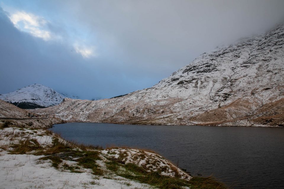 Loch Restil auf der Passhöhe, Schottland im Winter