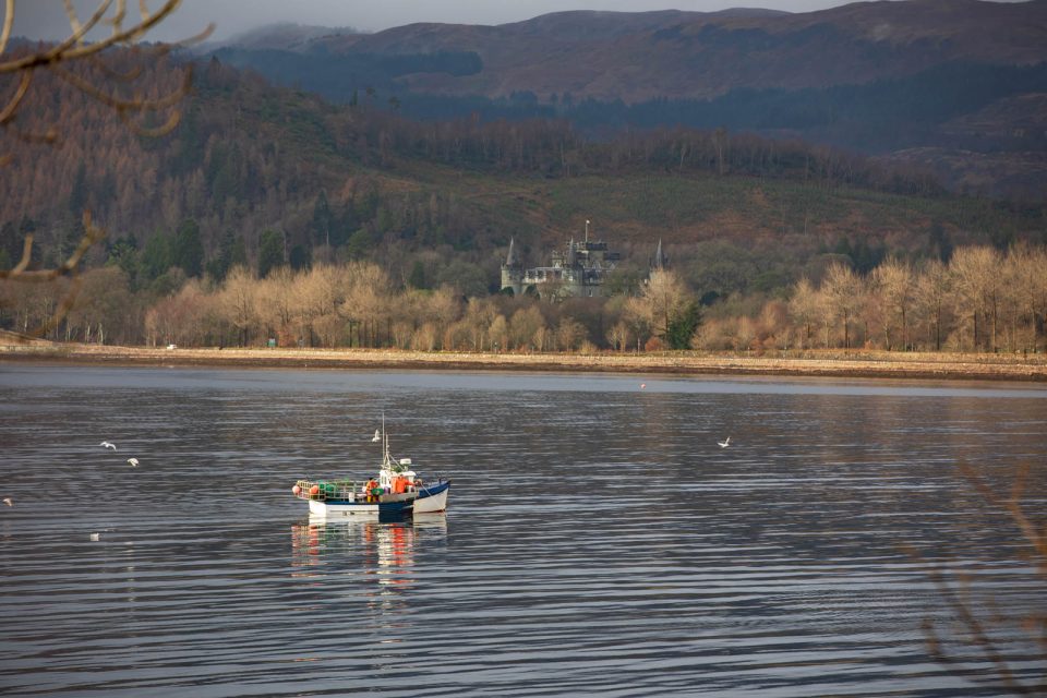 Inveraray Castle mit Fischerboot, Schottland im Winter