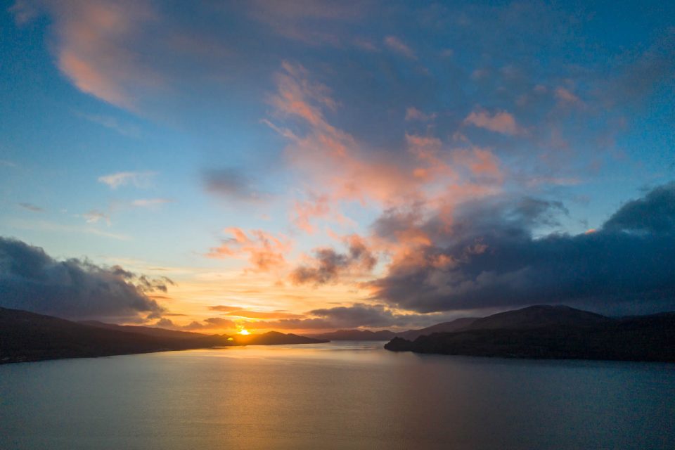 Sonnenuntergang am Loch Fyne, Schottland, Sonnenuntergang, Drohne, Drohnenfoto