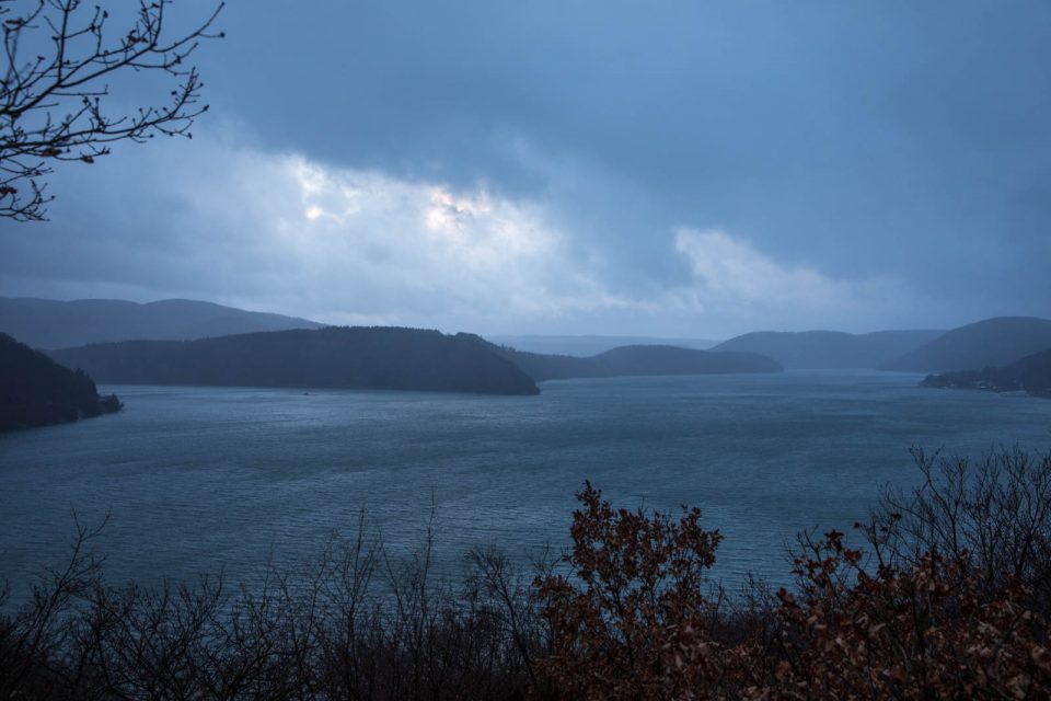 Sonnenuntergang im Sturm am Edersee