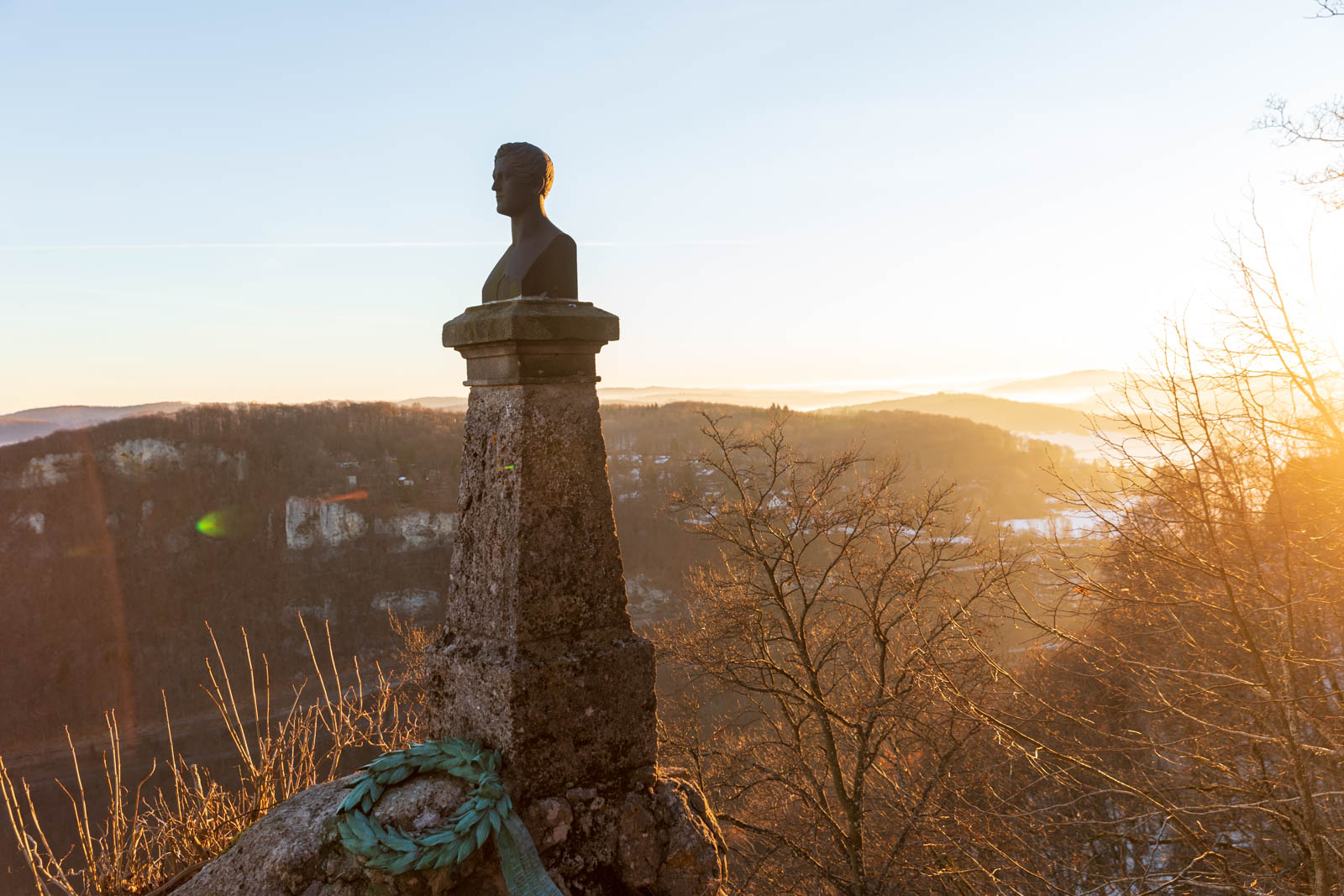 Hauff-Denkmal im Sonnenaufgang, Schloss Lichtenstein, Albtrauf