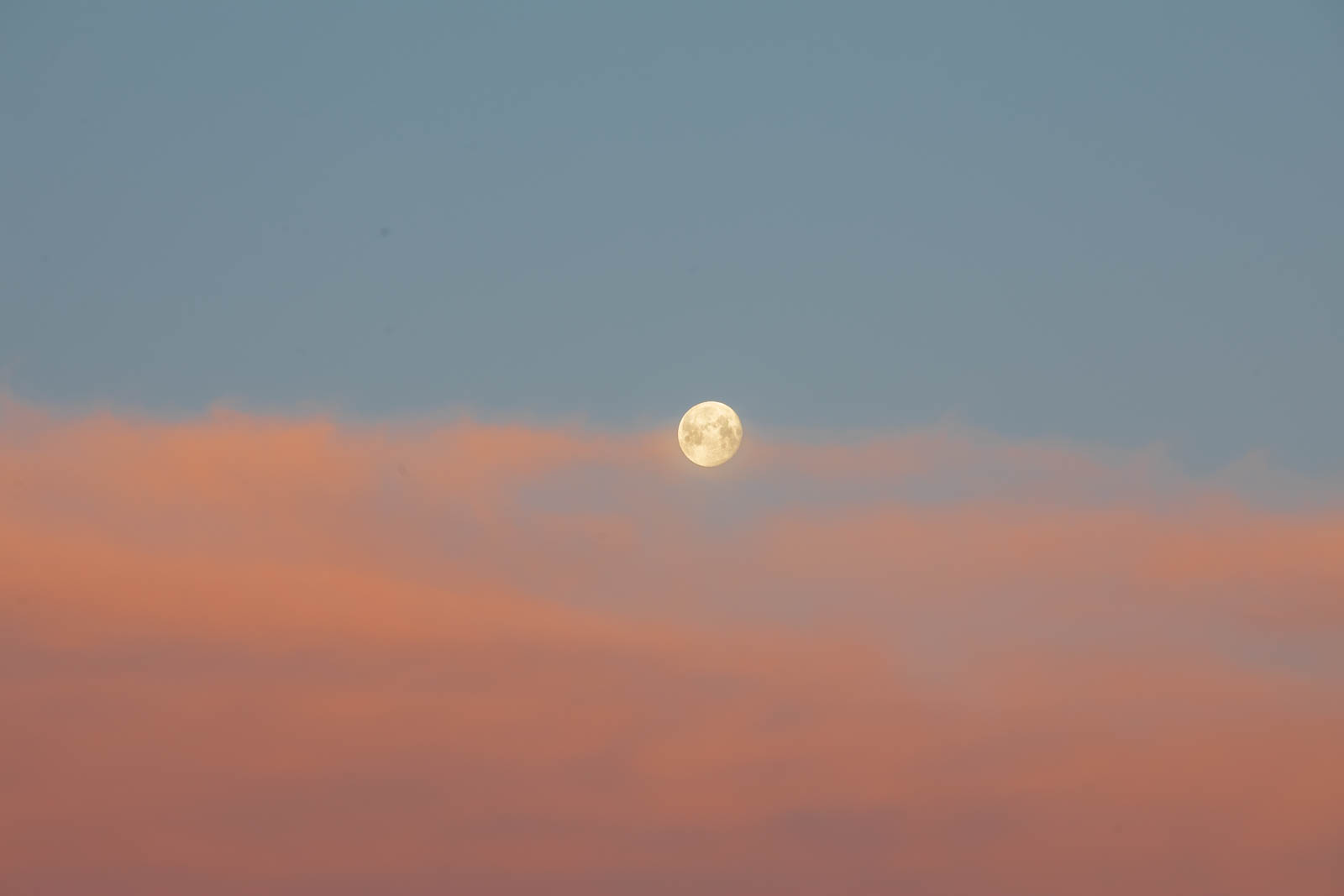 Photo: Sonnenaufgangsrot und Mond