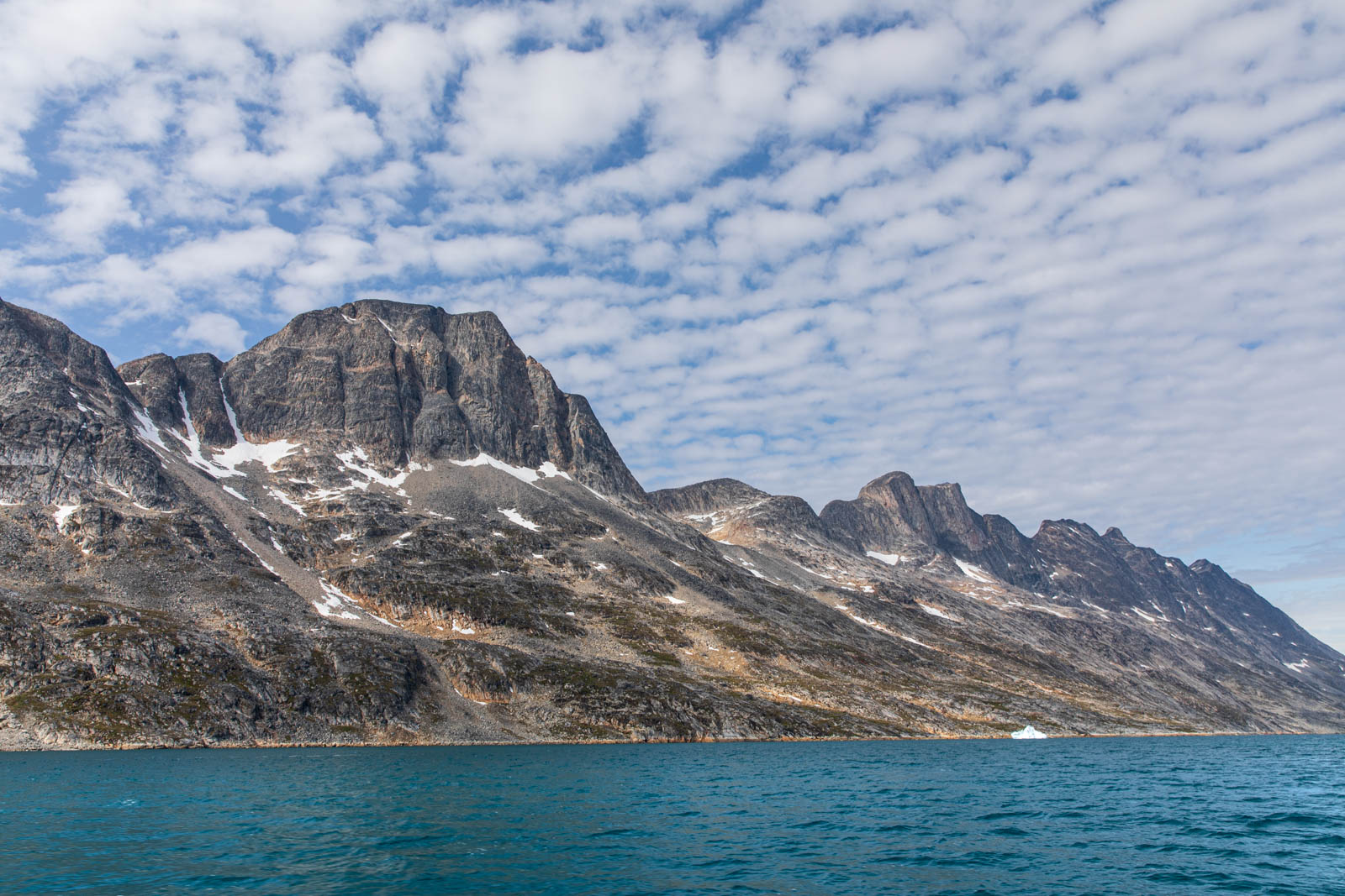 Photo: Imposante Fjordkulisse links