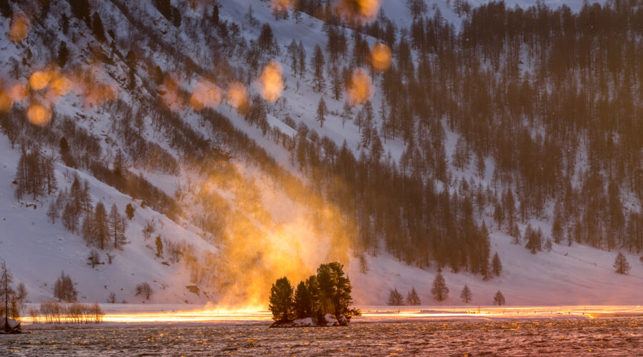 Silser See, Insel im Winter bei Sonnenuntergang