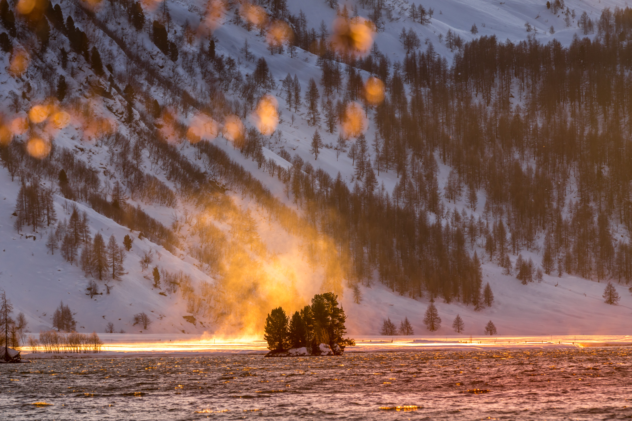 Silser See, Insel im Winter bei Sonnenuntergang