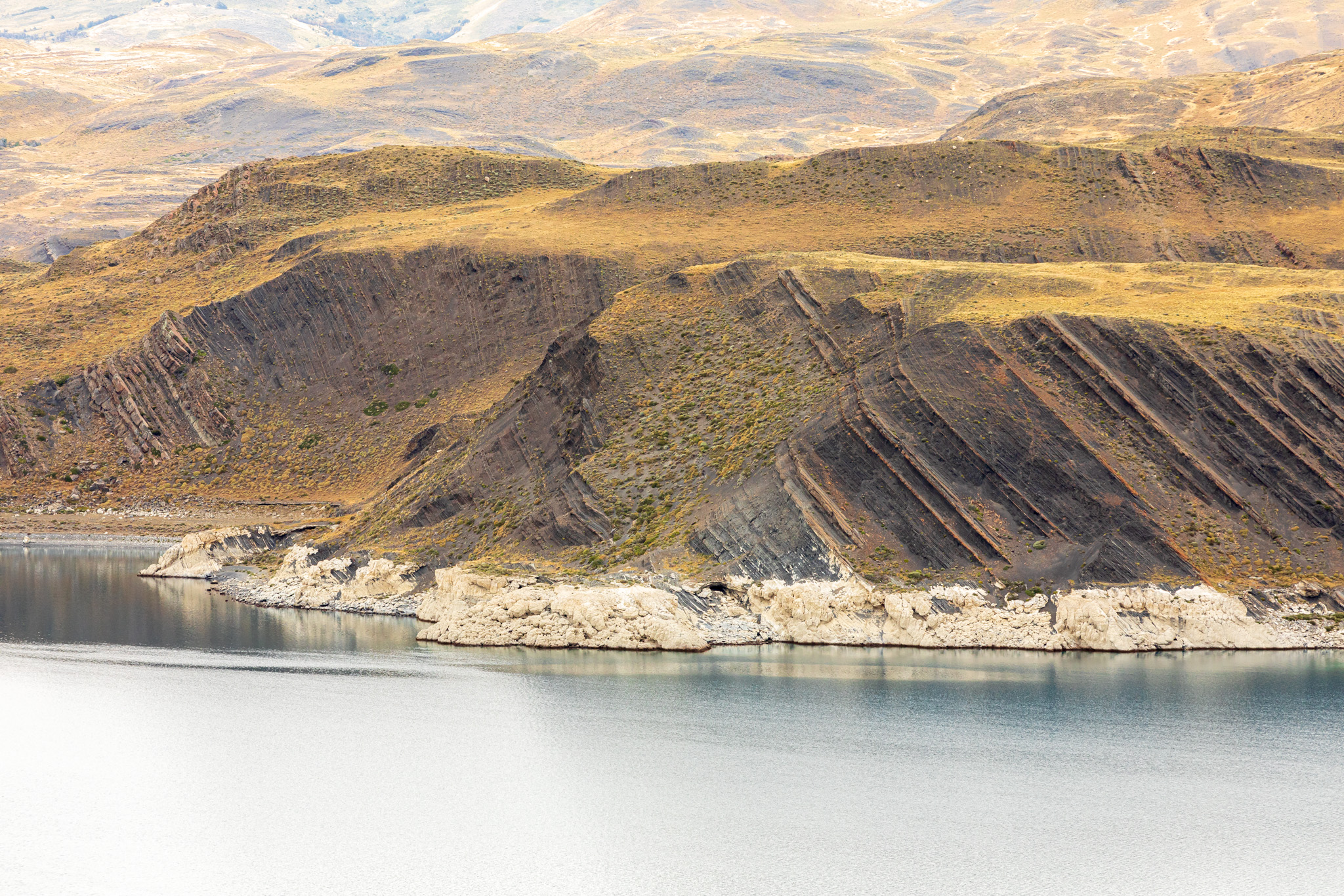 Photo: Steinschichtungen am Lago Sarmiento